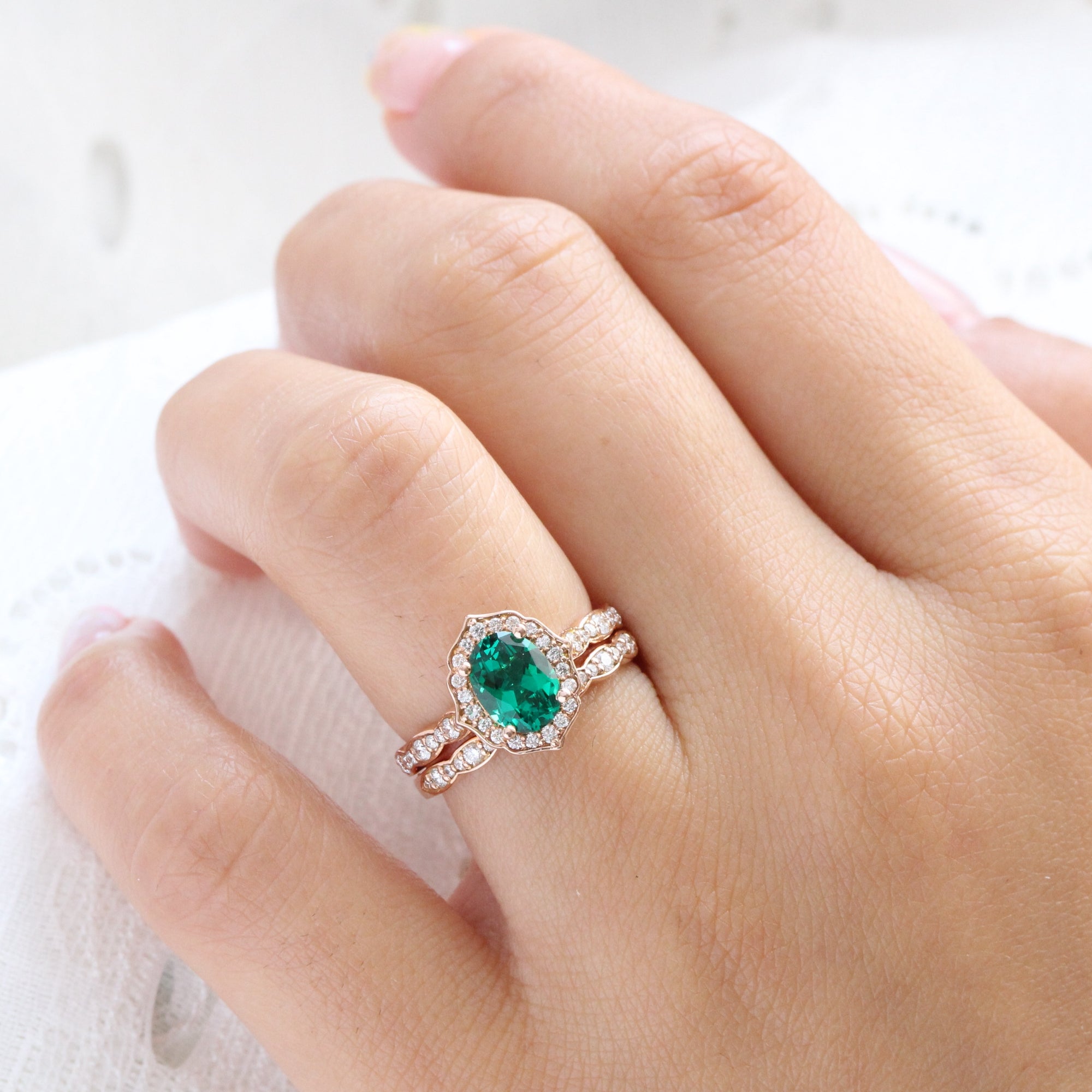 Feed på Rund forgænger Oval Emerald Ring Bridal Set Rose Gold Vintage Halo Diamond Ring Stack | La  More Design