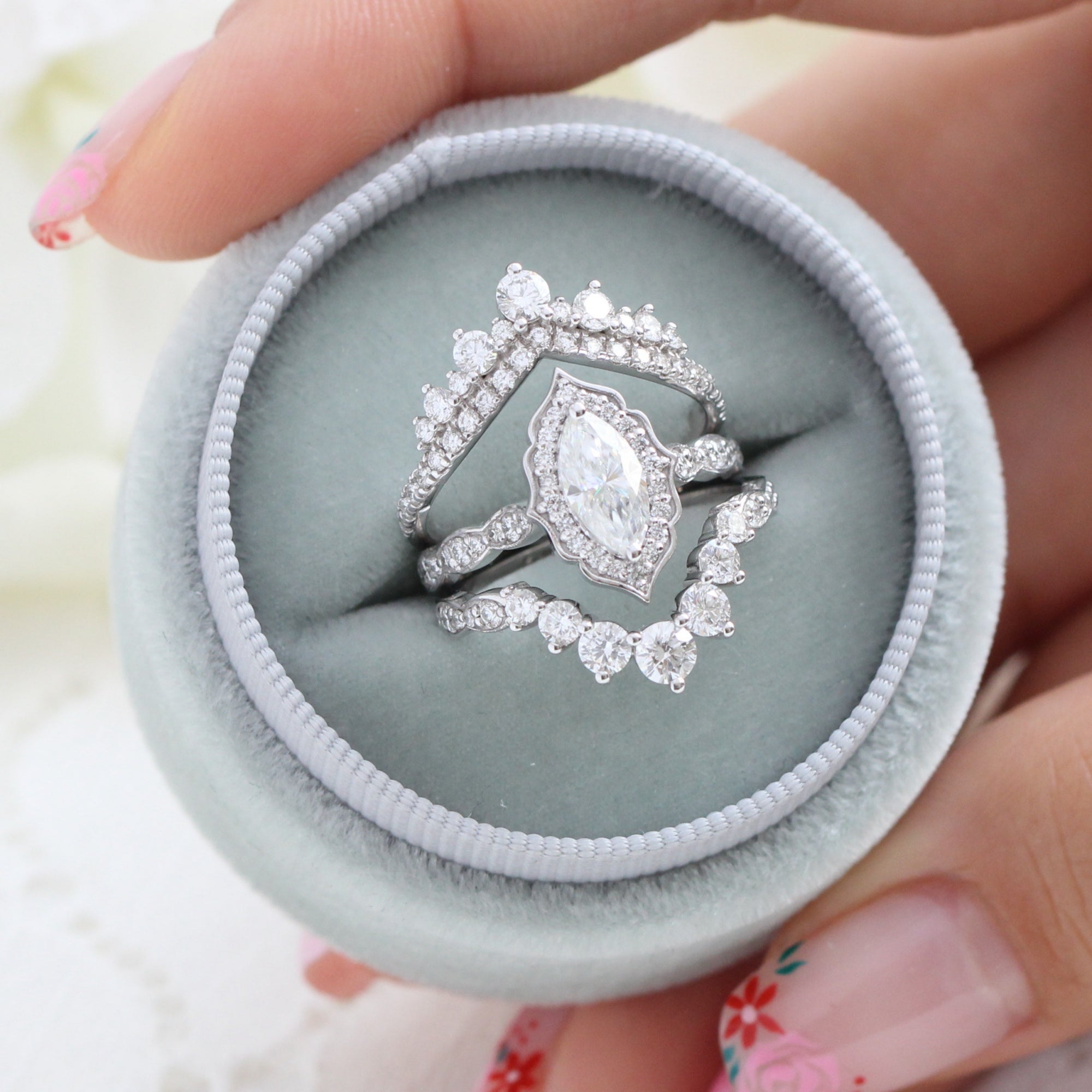 Minimalist and Modern Diamond Ring in White Gold | KLENOTA