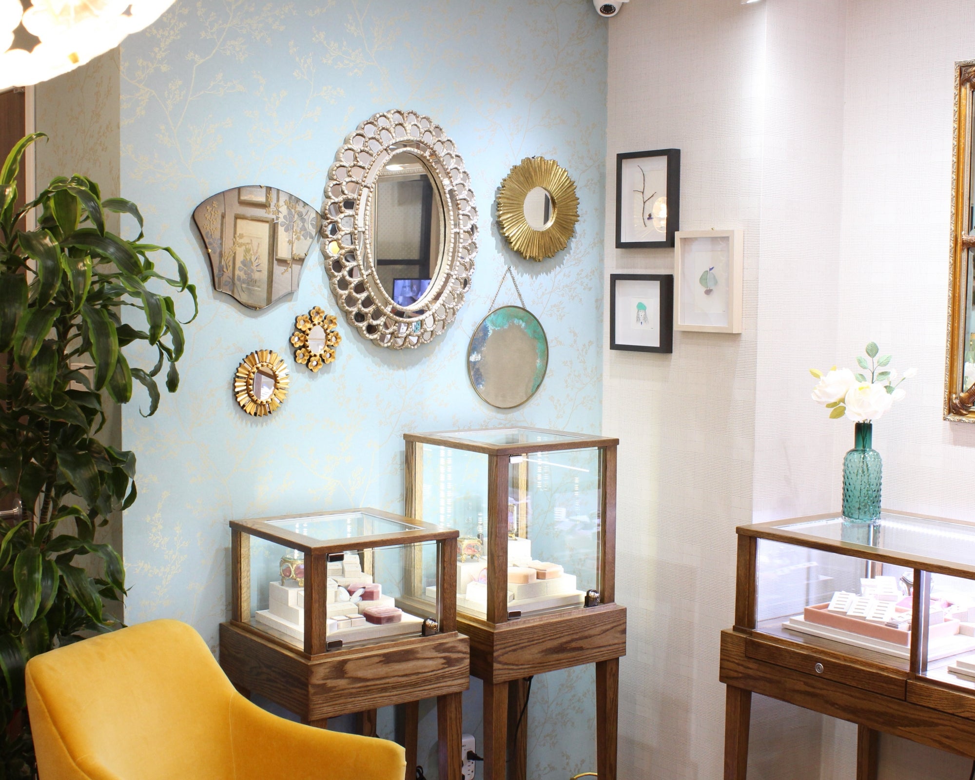 Visit La More Design New York City showroom to view our full jewelry collection and discover the rings of your dream.